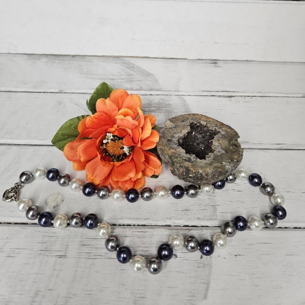 Knotted Shell Pearl Necklace - Picture 2 of 4